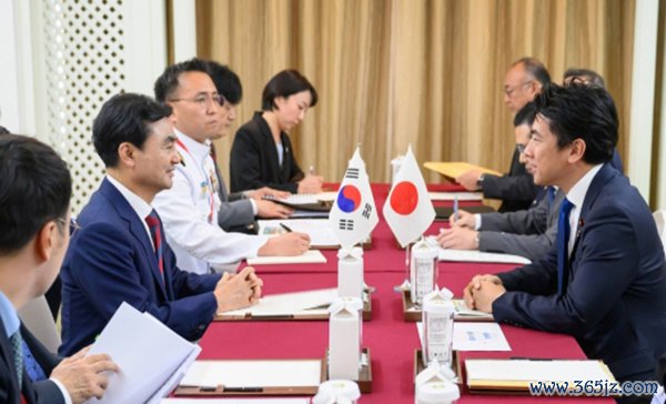 当地期间5月30日,韩国国防部主座安圭伯和日本看管大臣小泉进次郎举行会谈。 韩国国防部向韩媒提供