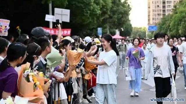 6月9日,2026年高考截止,科场外种种项目道喜祥和满满。中新社图