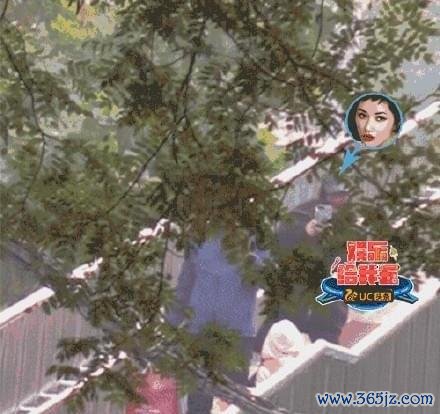瞿颖拿个袋子就外出了